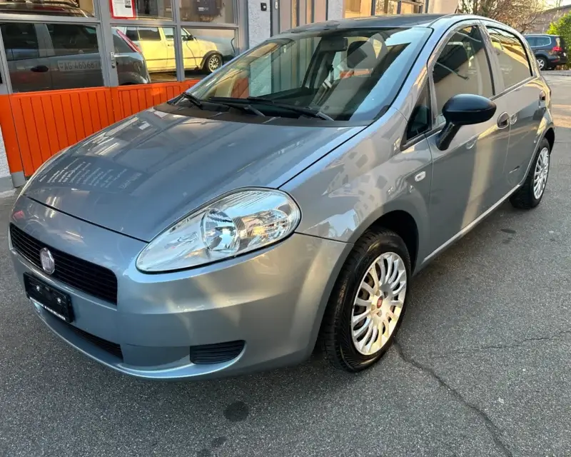 Schwarzer Fiat Punto Occasion bei Reussgarage Haas.