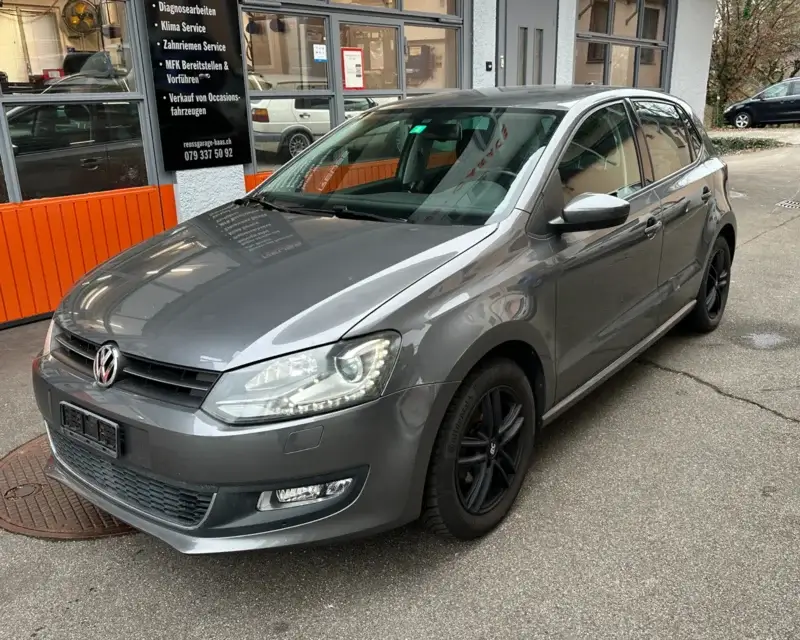 VW Polo Occasion in Grau vor der Reussgarage Haas.